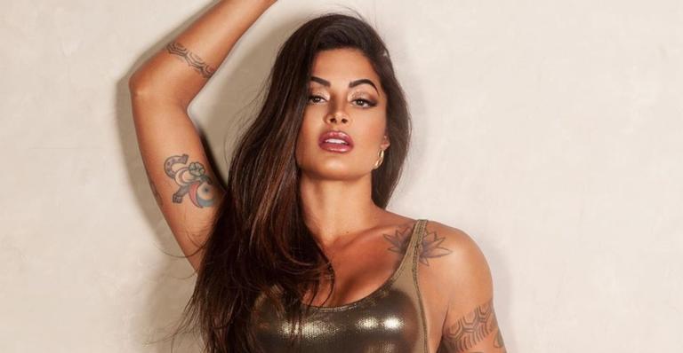Aline Riscado quebra tudo com foto de biquíni fio dental deixando bumbum em ângulo estratégico
