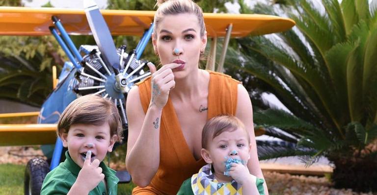 Andressa Suita impressiona ao mostrar semelhança com os filhos quando ela era bebê