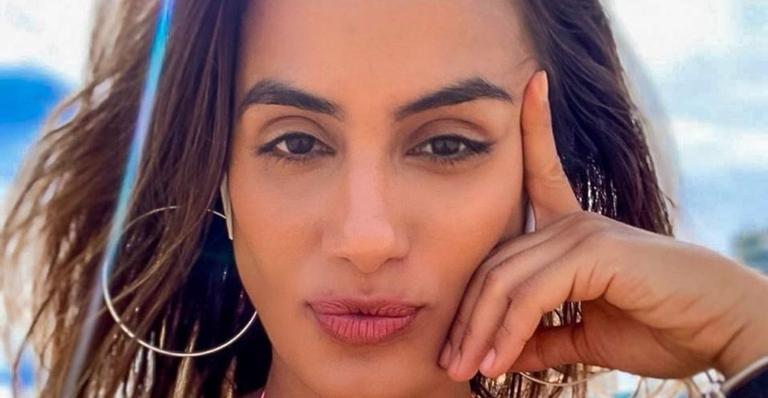 Ex-BBB Carol Peixinho mostra barriga chapada e seguidores vão à loucura