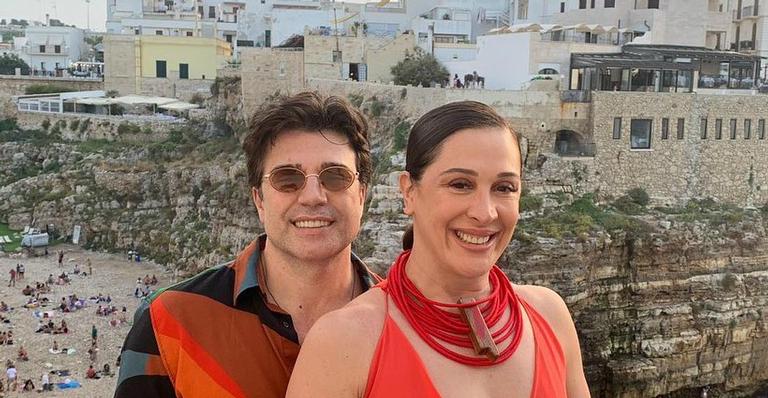 Claudia Raia ostenta na Europa ao lado do maridão: ”Estamos muito chiques”