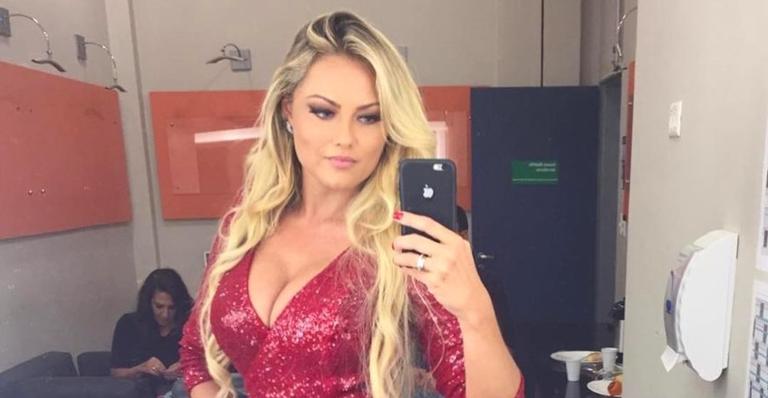 Uau! Ellen Rocche aparece com visual inédito e recebe chuva de elogios