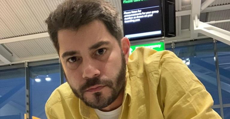 Galã dos galãs! Evaristo Costa surge com look arrebatador e leva web à loucura: ”Maravilhoso”