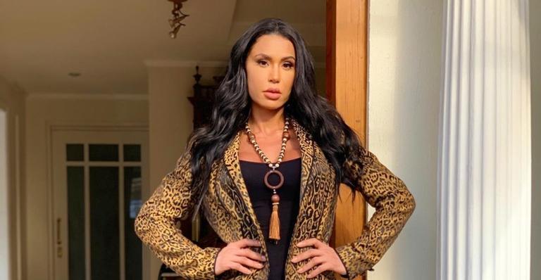 Com calcinha fio-dental, Gracyanne Barbosa exibe bumbum e marquinha em dia
