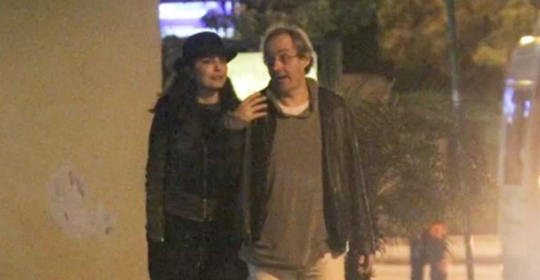 Apaixonados! Daniel Dantas e Letícia Sabatella são flagrados aos beijos em restaurante no Rio 