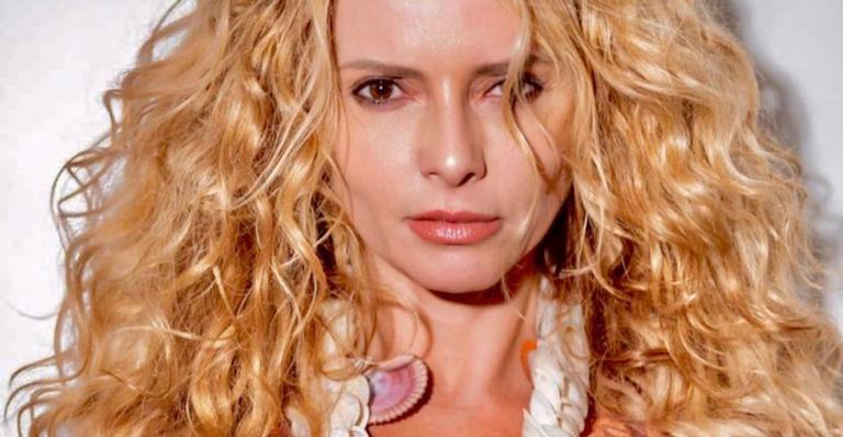 Aos 47 anos, Rita Guedes impressiona ao fazer topless em praia do Rio  