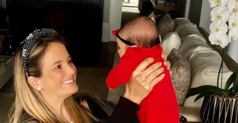 Passeio com a mamãe! Ticiane Pinheiro compartilha banho de sol com a bebê