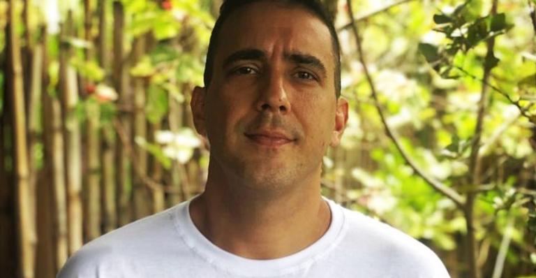 Andre Marques surge ao lado da namorada em clique raro direto de Ibiza 