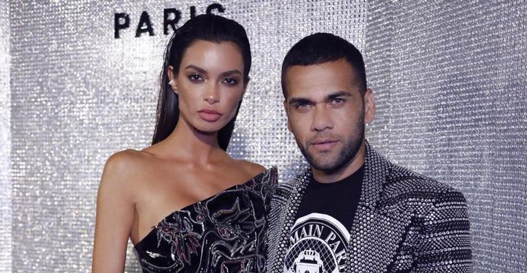 Impecável! Esposa de Daniel Alves, Joana Sanz, posa de biquíni e web vai ao delírio