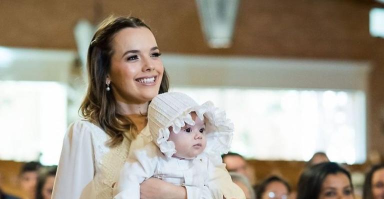 Show de fofura! Thaeme exibe filha com lacinho e web vai à loucura