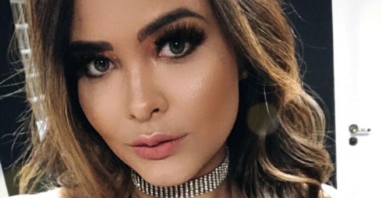 Com seios em evidência e pijama sexy, Geisy Arruda desabafa sobre ‘TPM’: ”Oh, fase”
