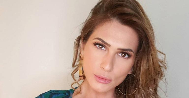 Magérrima! Lívia Andrade surge com cinturinha inacreditável e fãs questionam: ”Emagreceu?”