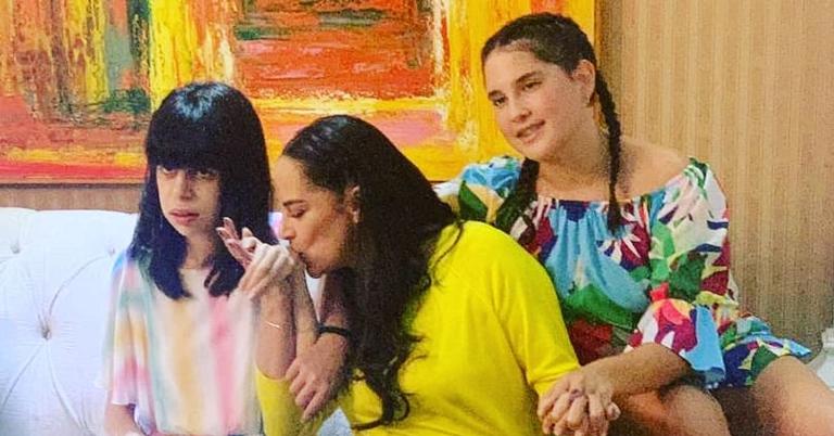 Silvia Abravanel, mãe de portadora de síndrome rara, emociona com homenagem às filhas: ”Minhas Rainhas”
