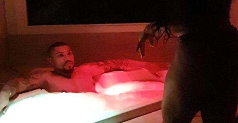 Quente! Naldo Benny arranca suspiros com Mulher Moranguinho na banheira