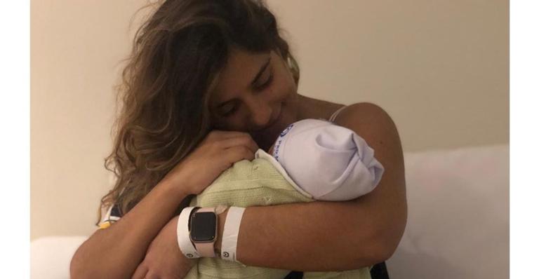 It malia! Camilla Camargo toma banho com Joaquim e se derrete: ”Não precisa de legenda”