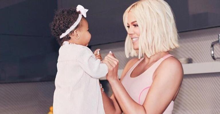 Khloé Kardashian e filha de um ano usam braceletes combinado com preços altíssimos!