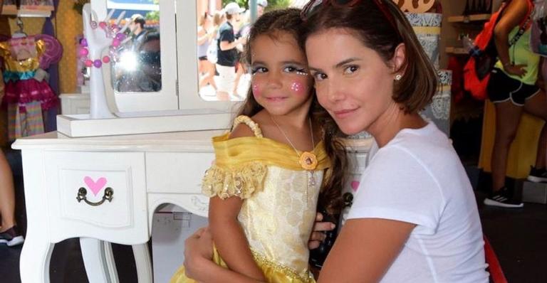 Fofurômetro explodindo! Deborah Secco mostra Maria Flor sendo maquiada por profissional: ”Minha princesa”