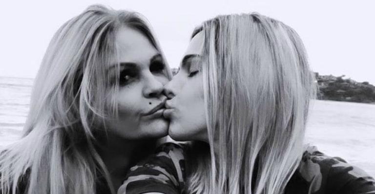Monique Evans tatua nome de namorada e é criticada nas redes: ”Perdeu a noção”