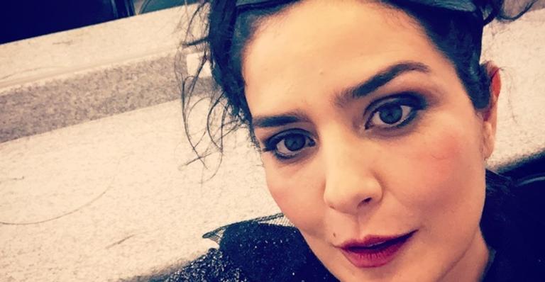 Estilosa! Letícia Sabatella é flagrada passeando de bicicleta no Rio de Janeiro