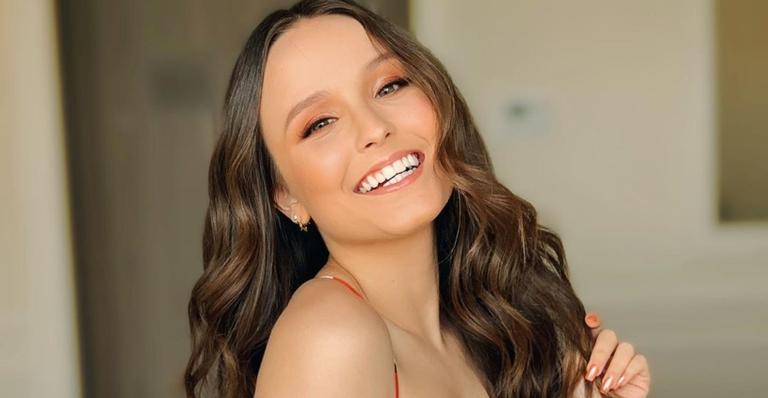De biquíni, Larissa Manoela exibe corpão ao aproveitar praia carioca