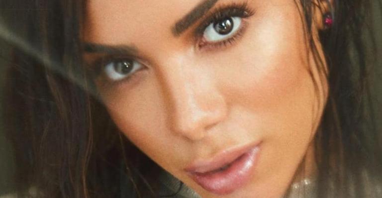 Após boatos de término do namoro por saúde, Anitta surge com item hospitalar em foto