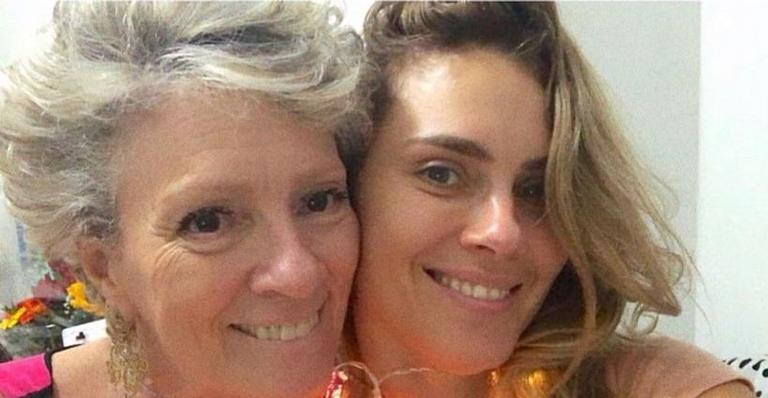 Homenagem de Carolina Dieckmann para mãe falecida comove fãs e artistas na web