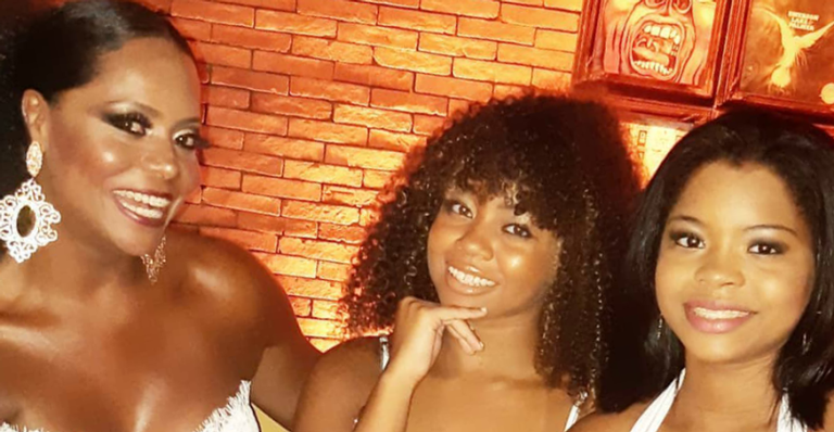 Adriana Bombom curte noitada ao lado das filhas adolescentes