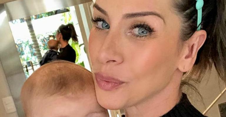 Ex-panicat, Lizi Benites, explode fofurômetro ao lado do filho mais novo
