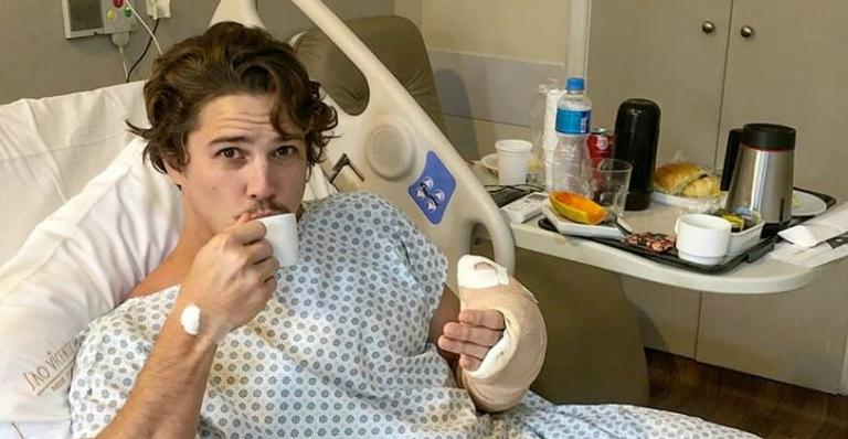 Romulo Arantes sofre acidente e comemora alta do hospital após cirurgia