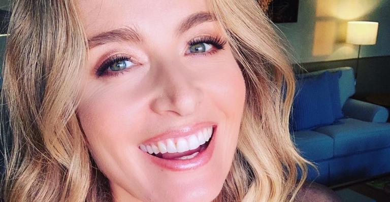De biquíni, Angélica ostenta corpão e ganha elogio de Luciano Huck