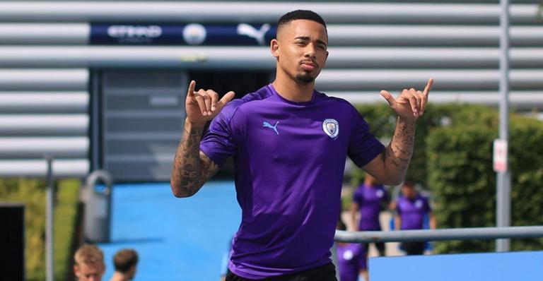 Gabriel Jesus assume relacionamento com atriz nas redes sociais