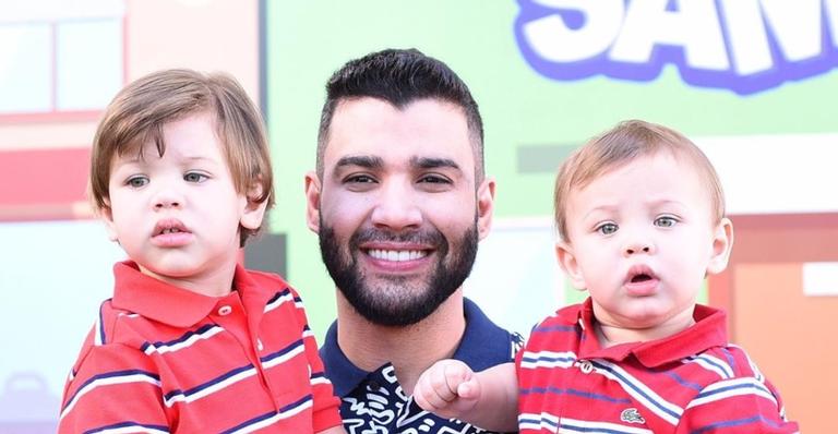 Cheio de amor! Gusttavo Lima posa com os filhos na piscina e derrete coração de seguidores