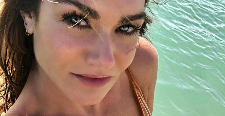 Luize Altenhofen aumenta a temperatura da web ao posar com maiô transparente