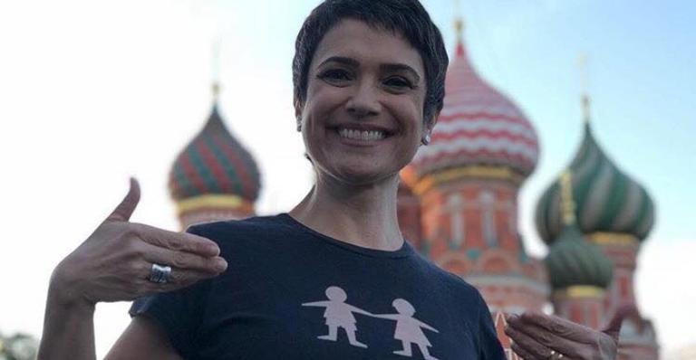 Em clique raro, Sandra Annenberg aparece beijando o marido durante evento no Rio de Janeiro