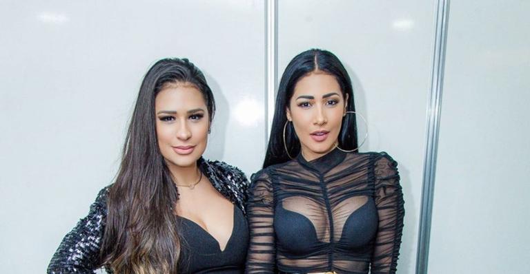 Uau! Simone e Simaria surgem com decotes caprichados em looks neon em show nos EUA