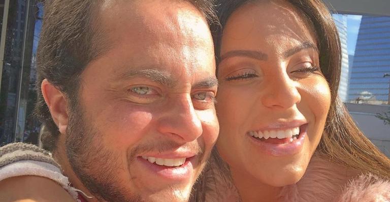 Thammy Miranda acaricia barrigão da esposa grávida e afirma: ”Teu pai sou eu mesmo, meu filho”