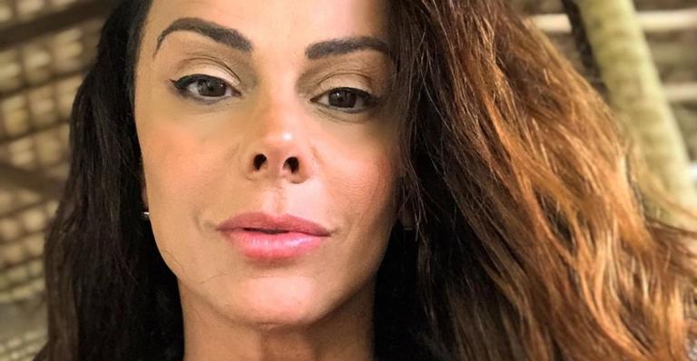 Viviane Araújo incendeia quadra do Salgueiro com look sensual