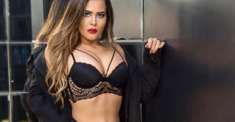 Geisy Arruda posa com vestido micro no SBT e pernas turbinadas chamam atenção