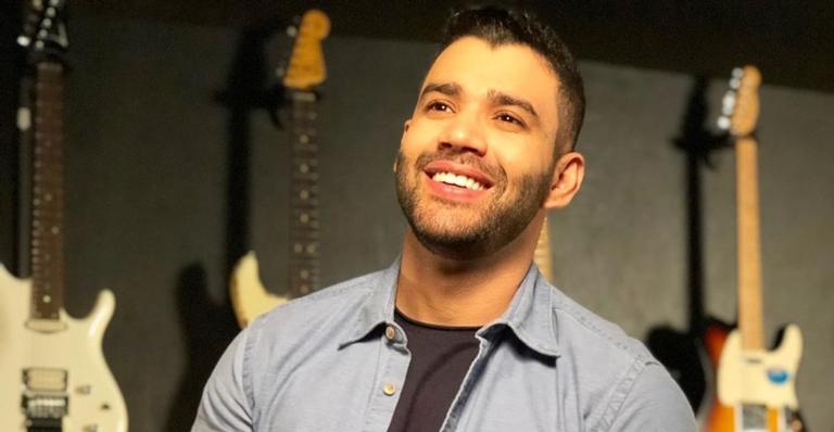 Gusttavo Lima surge com um carrão diferente em clique com o filho: ”Colocamos a relíquia pra dar um rolê”