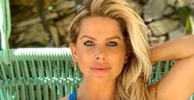 Cheia de amor! Karina Bacchi abre álbum e compartilha fotos com o marido e o filho e fãs ficam encantados