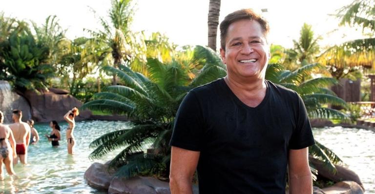 Leonardo ganha presente inusitado e declara: “Pode até arrancar o fundo da cueca”