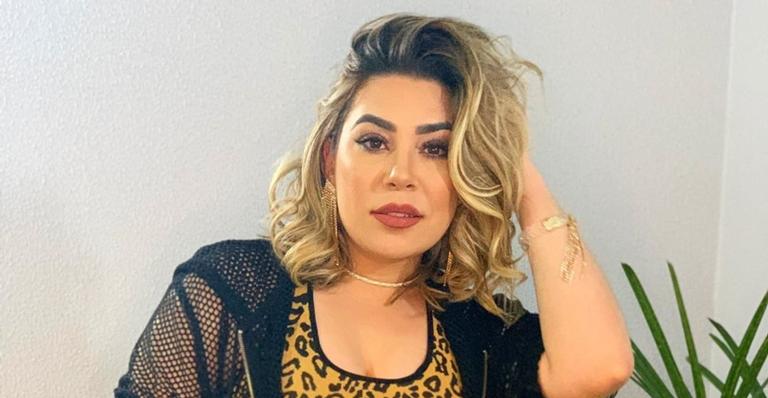 Que calor! Naiara Azevedo posa de maiô estampado e empina o bumbum