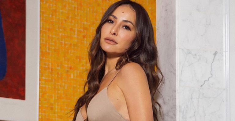Sabrina Sato posa com Zoe e corpão sarado da mamãe rouba cena