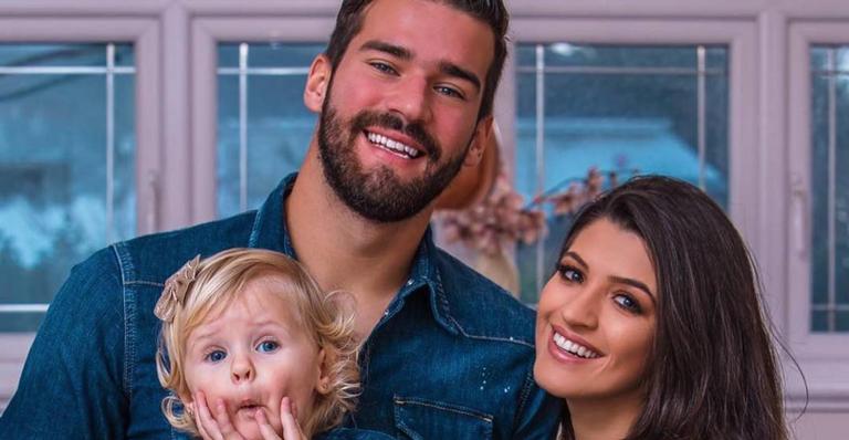 Esposa gata de Alisson Becker posta clique fofíssimo do goleiro com a família