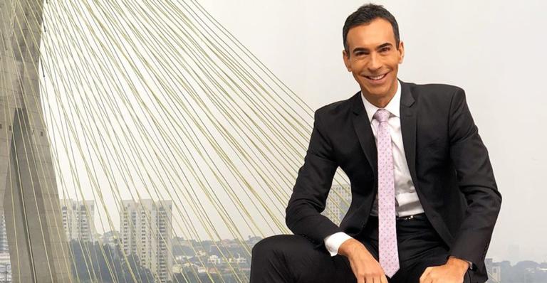 Cesar Tralli comete deslize ao vivo e confunde repórter com senador falecido em 2010
