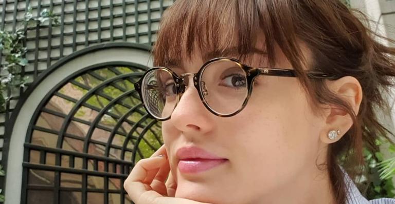 Isabelle Drummond revela que tem o cabelo crespo e impressiona ao mostrar os fios naturais