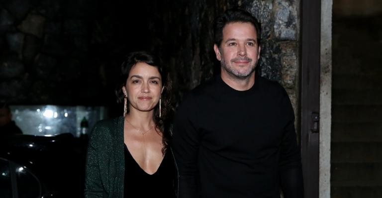 Assumidíssimos! Murilo Benício e Manuela Dias são vistos de mãos dadas em aniversário de Huck