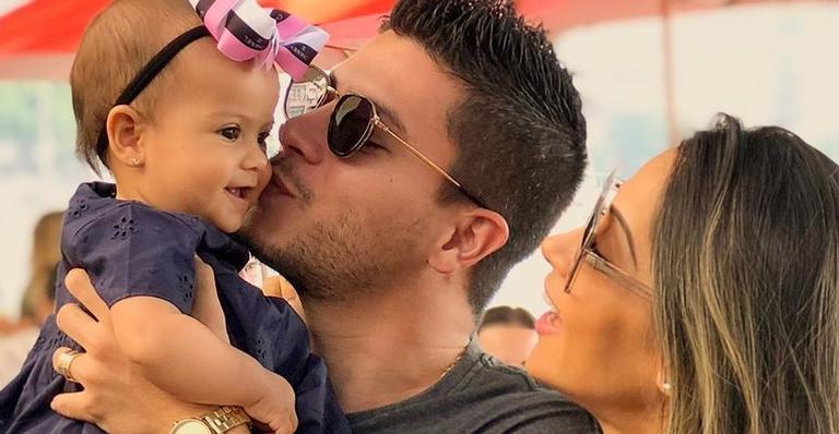 Arthur Aguiar surge em momento fofíssimo com a filha bebê