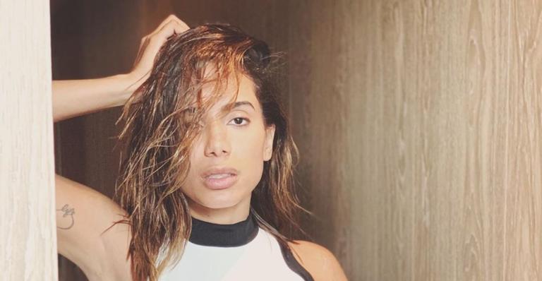 Após ser diagnosticada com síndrome, Anitta surge pleníssima de saia e batom vermelho