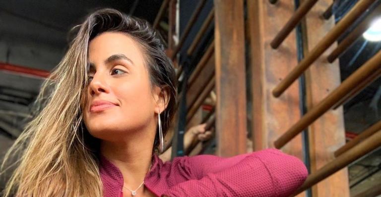 Manhã de preguiça! De biquíni, Carol Peixinho faz charme para levantar da cama