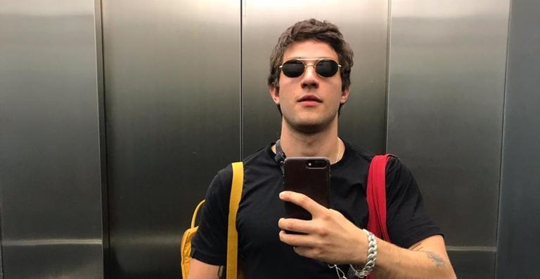 Já virou tradição! Chay Suede dá selinho amoroso na irmã uma vez por ano; Entenda o motivo